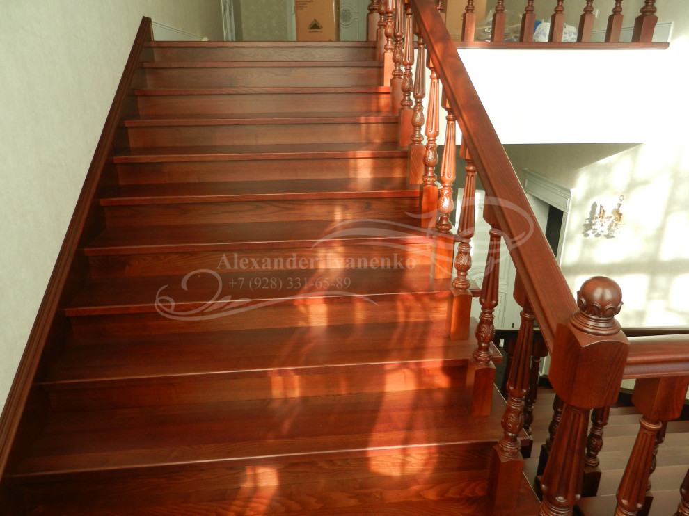 ЛЕСТНИЦА С РЕЗНЫМИ ЭЛЕМЕНТАМИ