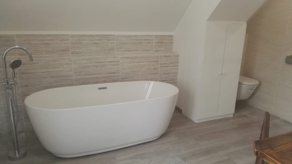 Une salle de bain sous combles