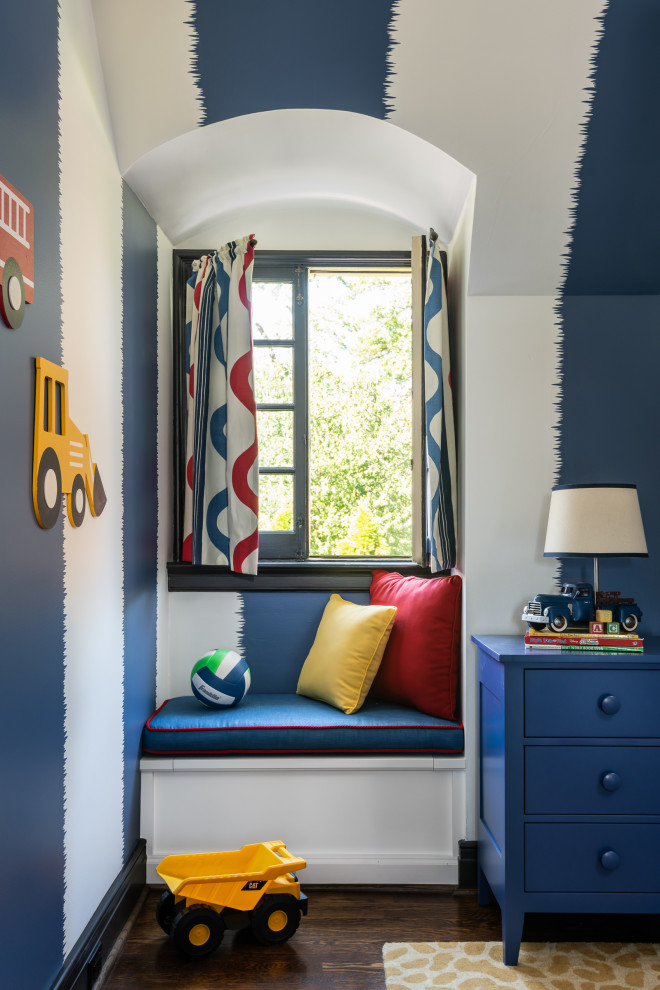 Foto di una grande cameretta per neonato eclettica con pareti blu, pavimento in legno massello medio, pavimento marrone, travi a vista e carta da parati