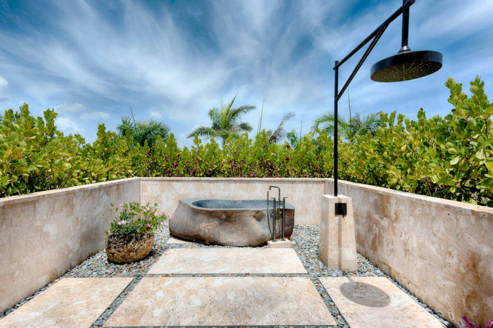 На фото: двор в морском стиле с летним душем и покрытием из плитки без защиты от солнца