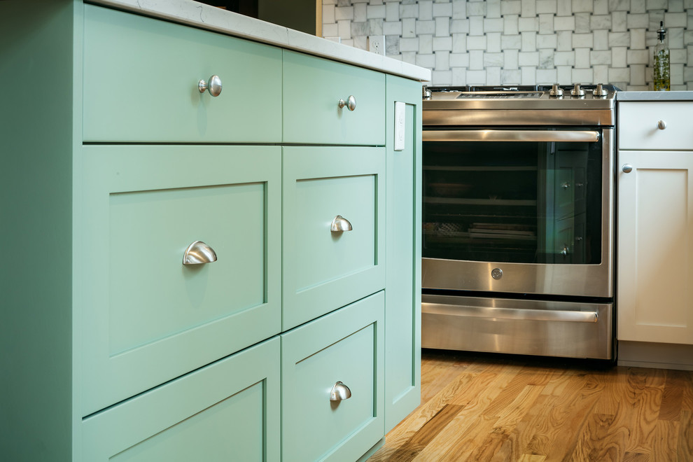 Eat-in kitchen - transitional medium tone wood floor eat-in kitchen idea with an undermount sink, shaker cabinets, white cabinets, quartzite countertops, gray backsplash, stainless steel appliances, an island and gray countertops