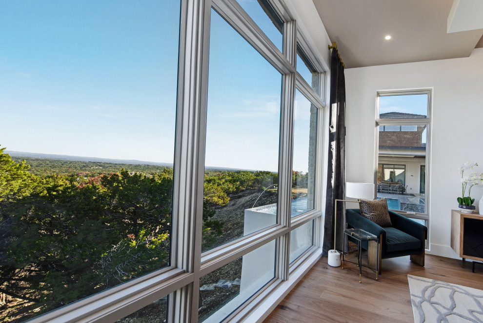 Transitional home design photo in Austin