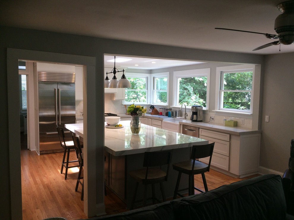 Mid-sized transitional l-shaped eat-in kitchen photo in Charleston with an island