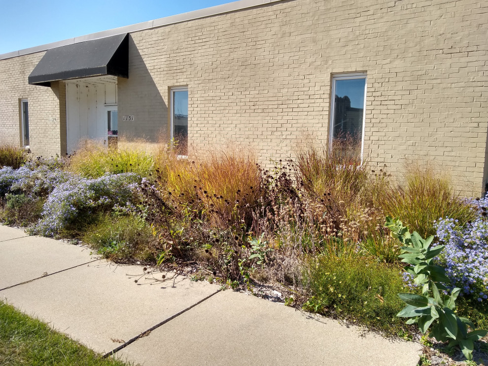 Design ideas for a small country front yard xeriscape in Cedar Rapids with with flowerbed.