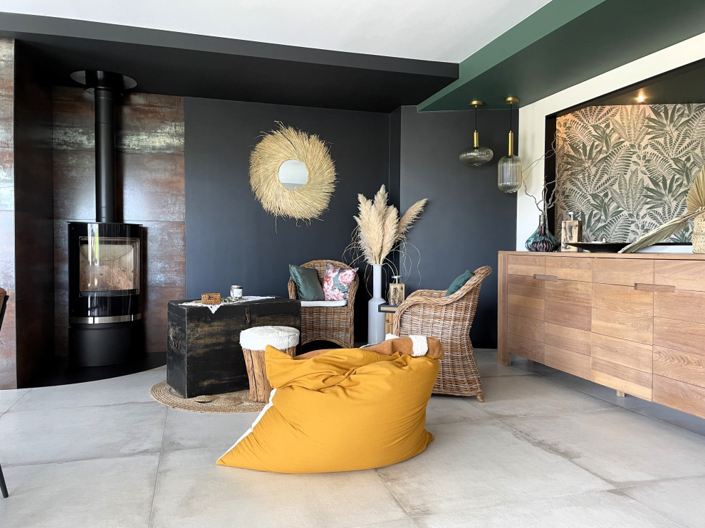 Foto di un soggiorno contemporaneo di medie dimensioni e aperto con pareti nere, pavimento con piastrelle in ceramica, stufa a legna, nessuna TV, pavimento grigio e soffitto ribassato
