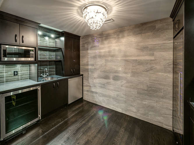 Transitional kitchen photo in Toronto