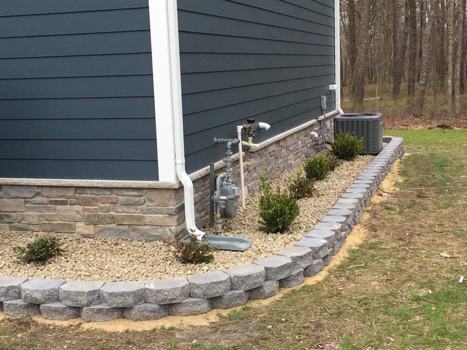 Photo of a mid-sized arts and crafts front yard partial sun xeriscape in Newark with gravel and a garden path.