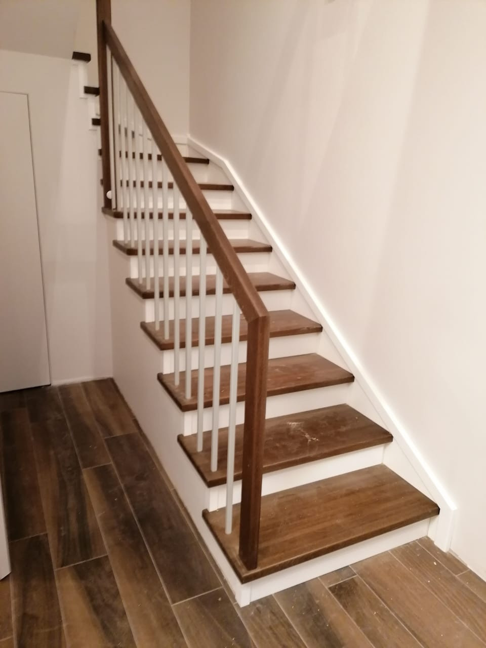 три лестницы  с металлическим ограждением