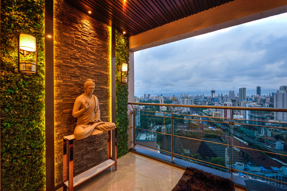 Design ideas for a contemporary deck in Mumbai.