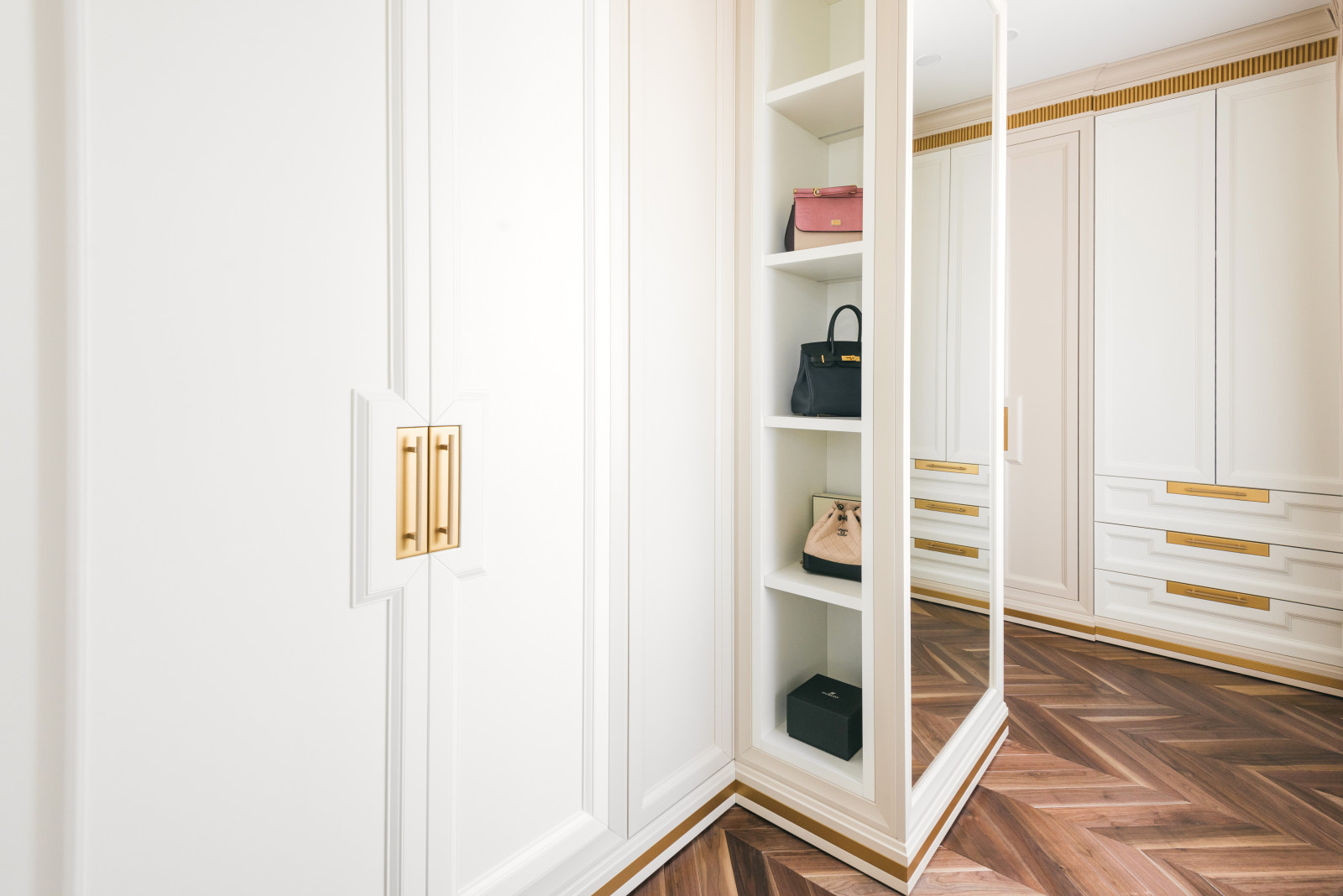 Гардеробная комната с элементами Латуни