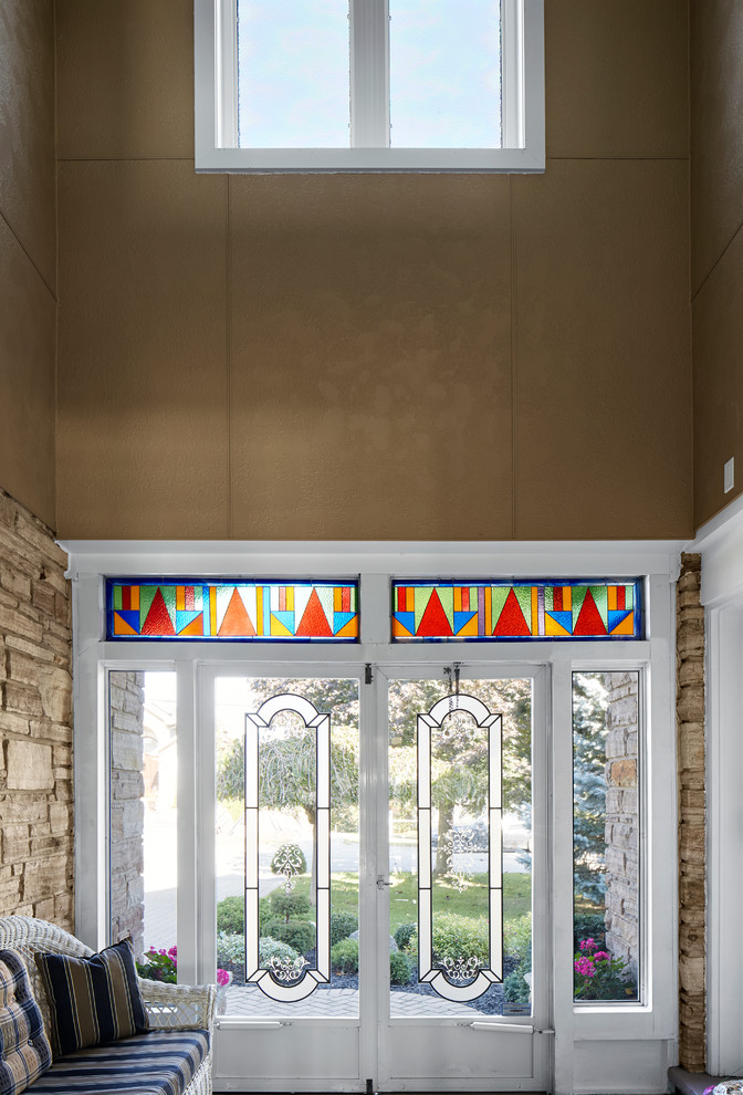 Transitional entryway photo in Toronto