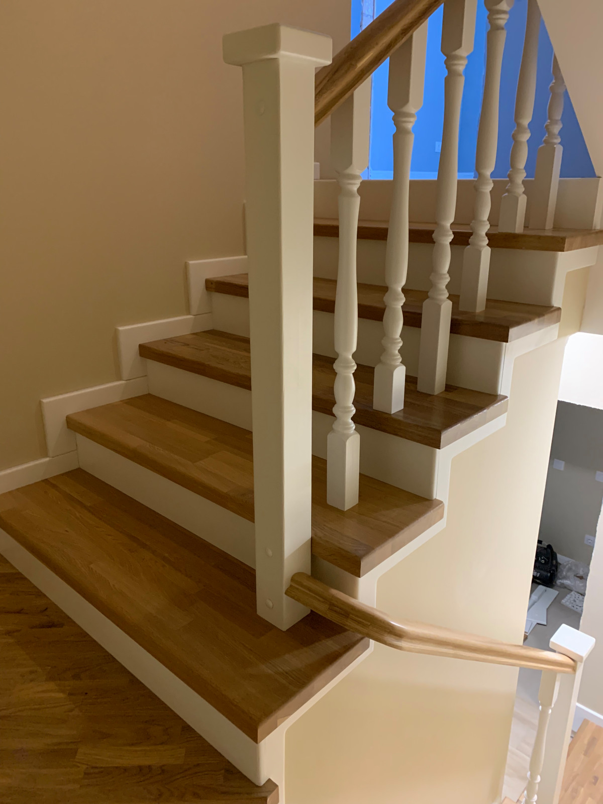 Обшивка бетонной лестницы дубом в таунхаусе ЖК Каскад Парк