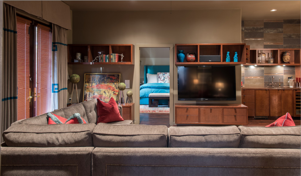 Foto di un piccolo soggiorno eclettico chiuso con pareti beige, parquet scuro, nessun camino, TV a parete e pavimento marrone