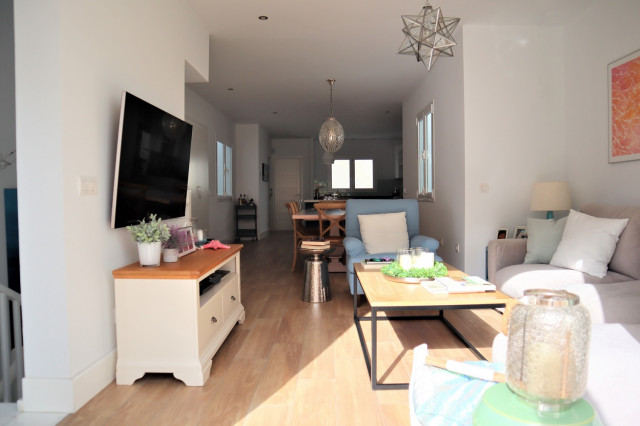 Cocina, comedor y sal&oacute;n en Alcaravaneras coastal-living-room