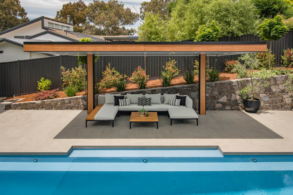 Geräumiger, Gefliester Moderner Pool hinter dem Haus in rechteckiger Form mit Pool-Gartenbau in Canberra - Queanbeyan