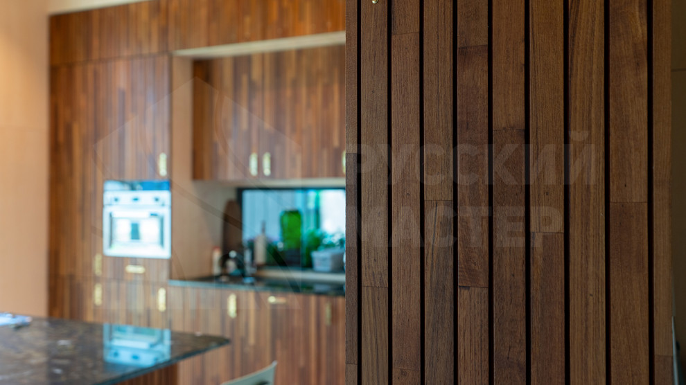 Гостевой дом: фасад из скандинавской доски, рейки из тика и шпонированные панели