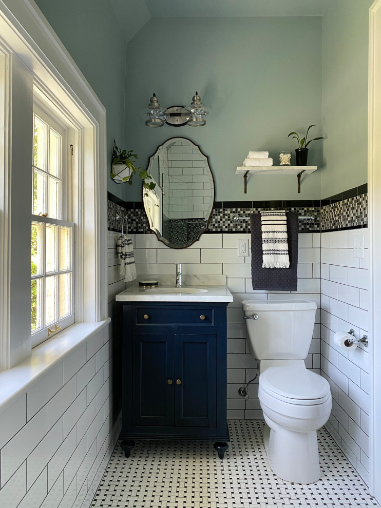 Réalisation d'une douche en alcôve design de taille moyenne avec un placard à porte shaker, WC séparés, un carrelage blanc, des carreaux de porcelaine, un mur bleu, un sol en carrelage de céramique, un lavabo encastré, un plan de toilette en quartz, un sol jaune, une cabine de douche à porte battante, un plan de toilette blanc, une niche, meuble simple vasque et meuble-lavabo sur pied.
