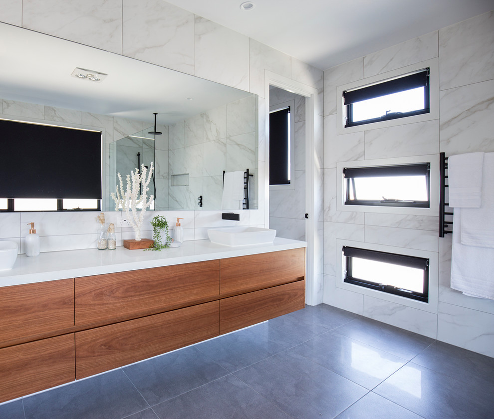 Large contemporary master bathroom in Gold Coast - Tweed.