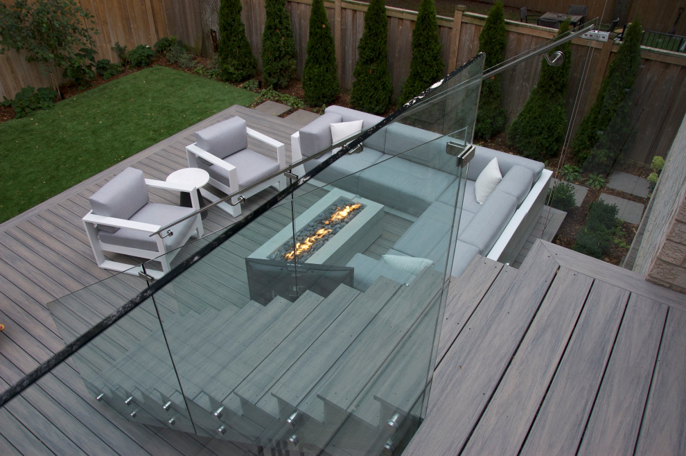 Design ideas for a contemporary deck in Toronto.