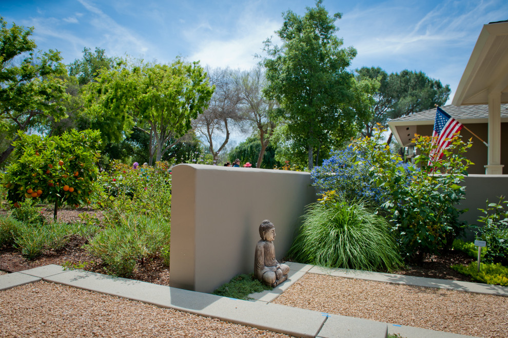 Foto di un giardino xeriscape minimal esposto in pieno sole di medie dimensioni e davanti casa in primavera con un ingresso o sentiero, graniglia di granito e recinzione in legno