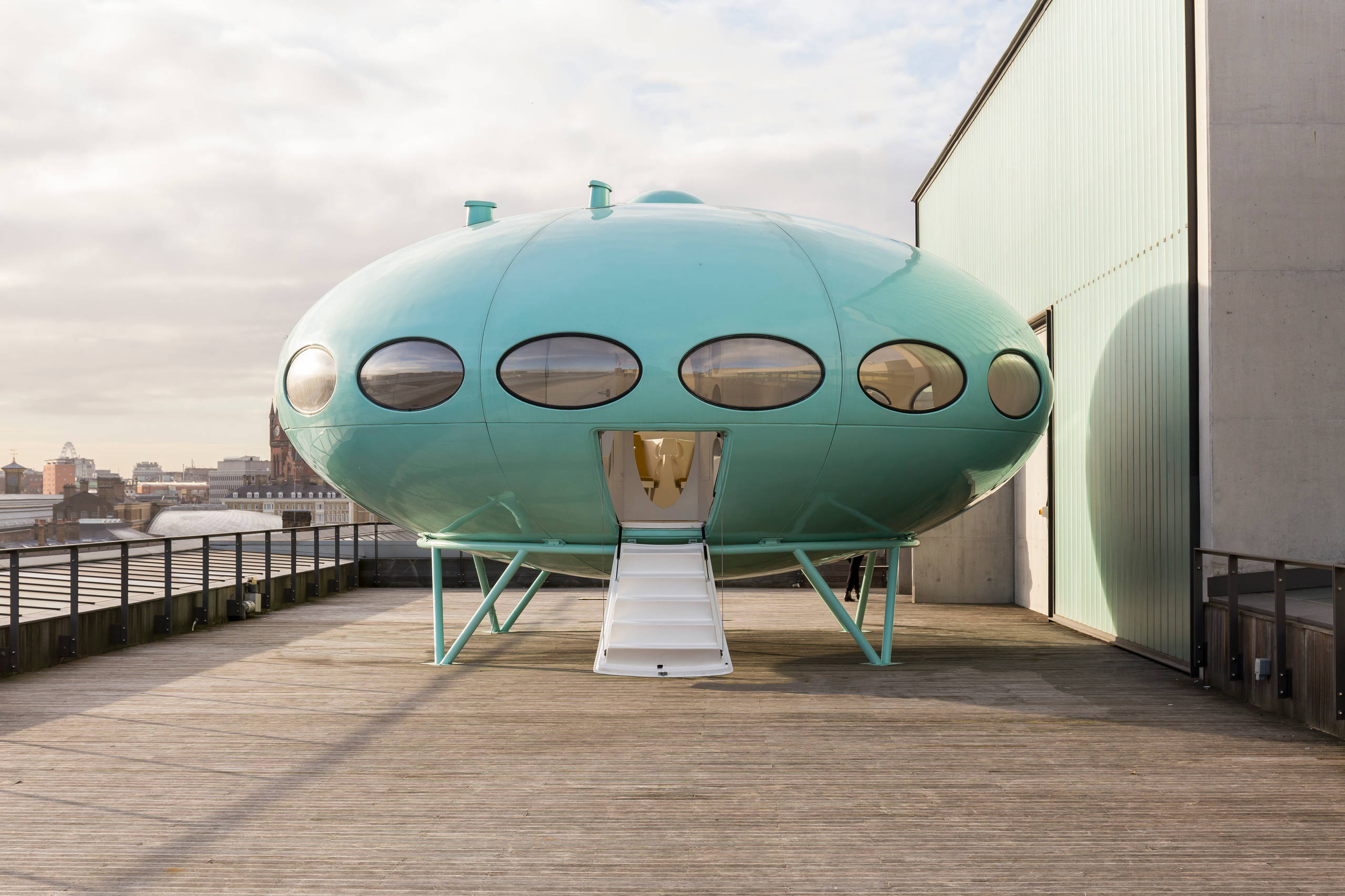 Houzz Tour: A Lovingly Restored 1960s 'Spaceship' Home