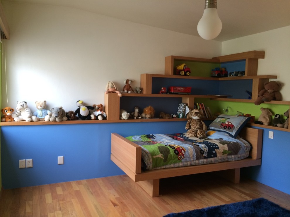Inspiration for a mid-sized contemporary kids' bedroom for kids 4-10 years old and boys in Mexico City with blue walls and medium hardwood floors.