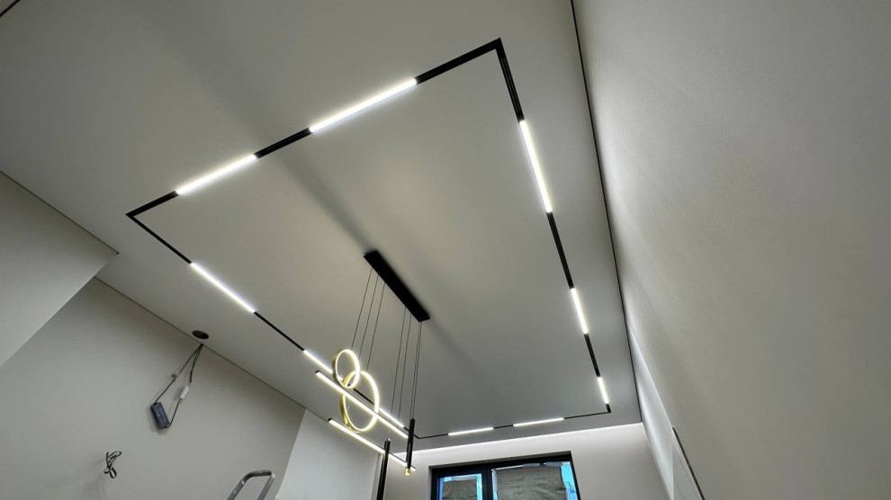 Натяжной потолок с утопленной низковольтной трековой системой Люмфер