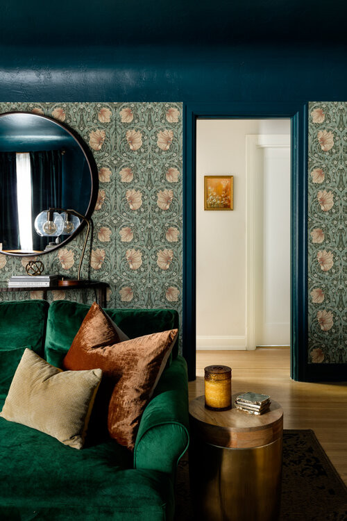 На фото: парадная, изолированная гостиная комната среднего размера в современном стиле с синими стенами и паркетным полом среднего тона без камина, телевизора