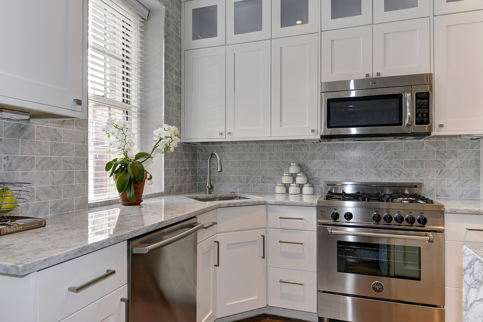 Example of a transitional kitchen design in DC Metro