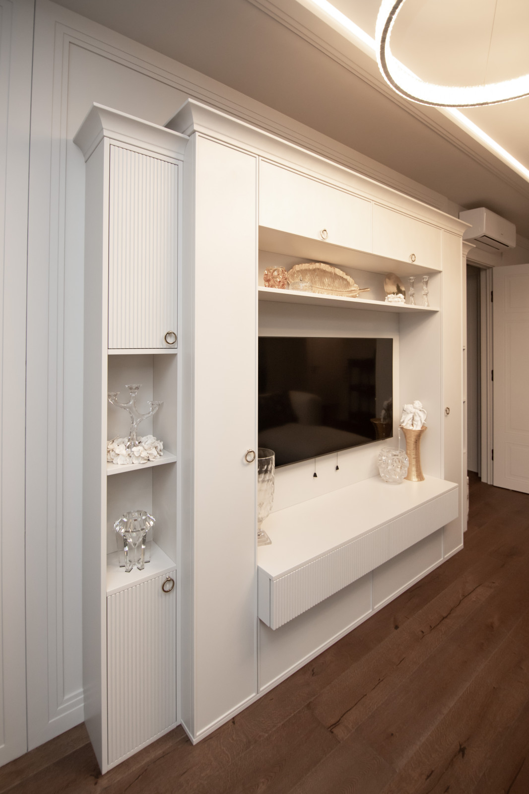 Стеллаж в гостиную для оформления ТВ-зоны