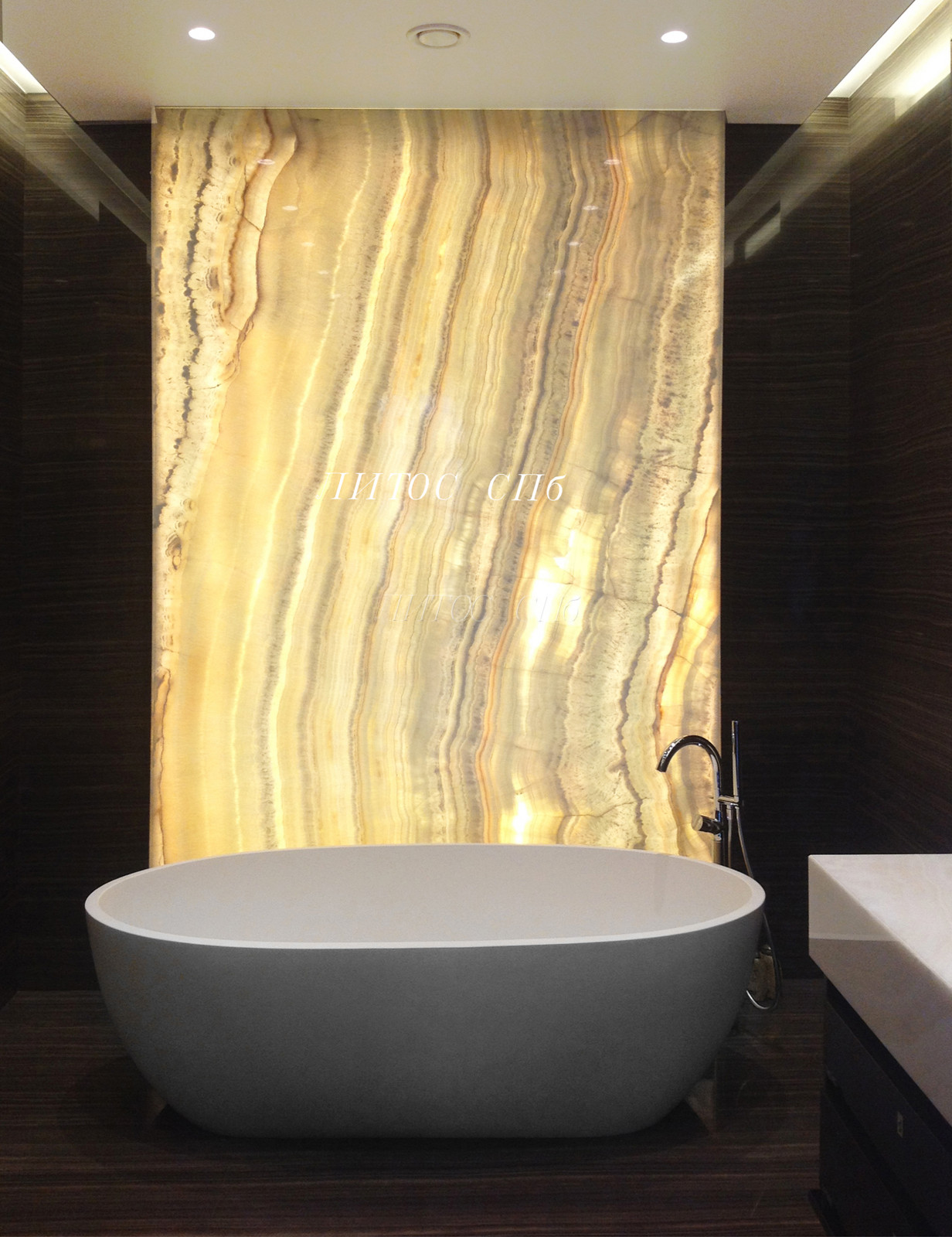 Ванная комната с применением натурального мрамора Eramosa и оникса Ivory