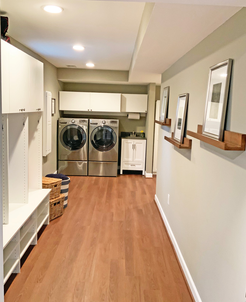 ワシントンD.C.にあるお手頃価格の小さなモダンスタイルのおしゃれな家事室 (ll型、フラットパネル扉のキャビネット、白いキャビネット、グレーの壁、クッションフロア、左右配置の洗濯機・乾燥機) の写真