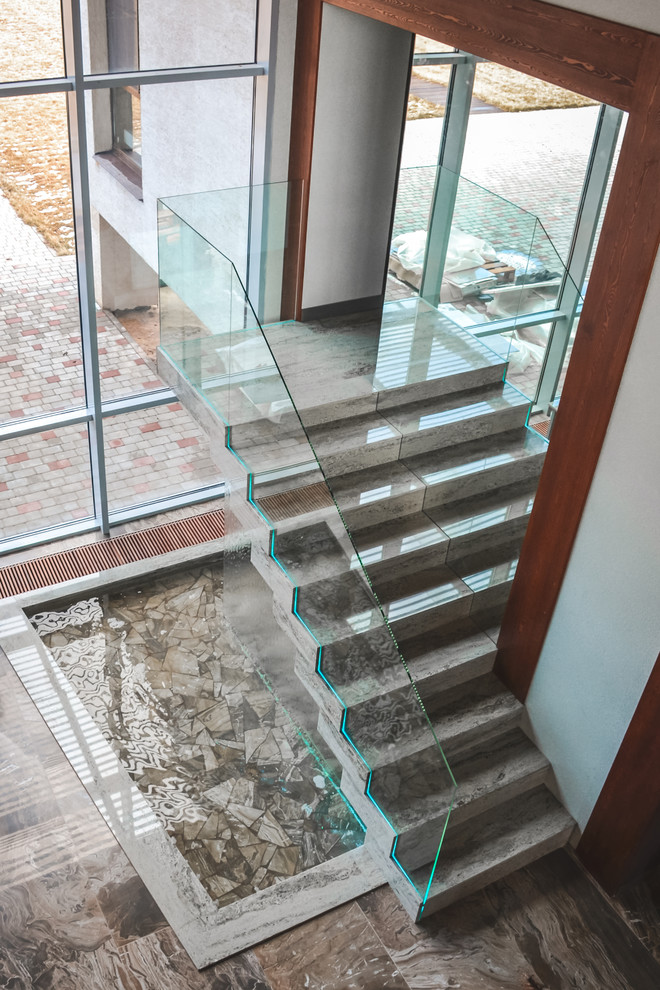 Загородный дом с лестницей-водопадом