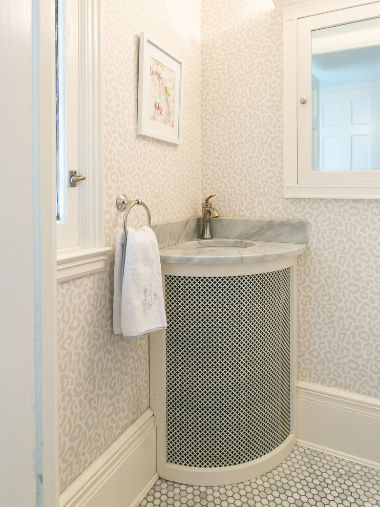 Kleine Klassische Gästetoilette mit grauer Wandfarbe, Marmorboden, integriertem Waschbecken, Marmor-Waschbecken/Waschtisch, grauer Waschtischplatte, eingebautem Waschtisch und Tapetenwänden in Baltimore