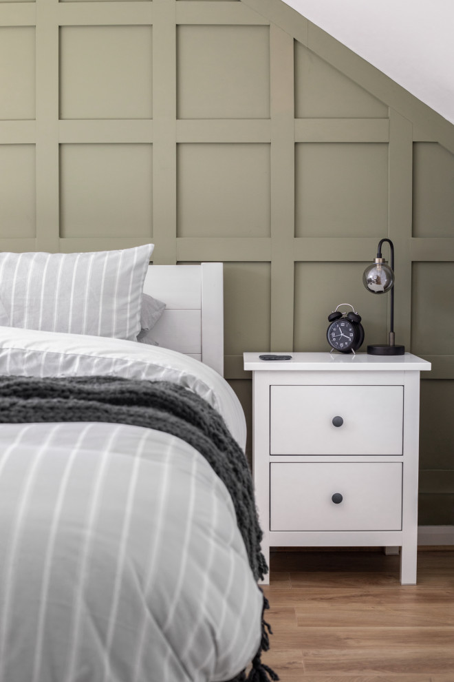Modelo de dormitorio principal tradicional renovado de tamaño medio con paredes verdes y suelo de madera en tonos medios