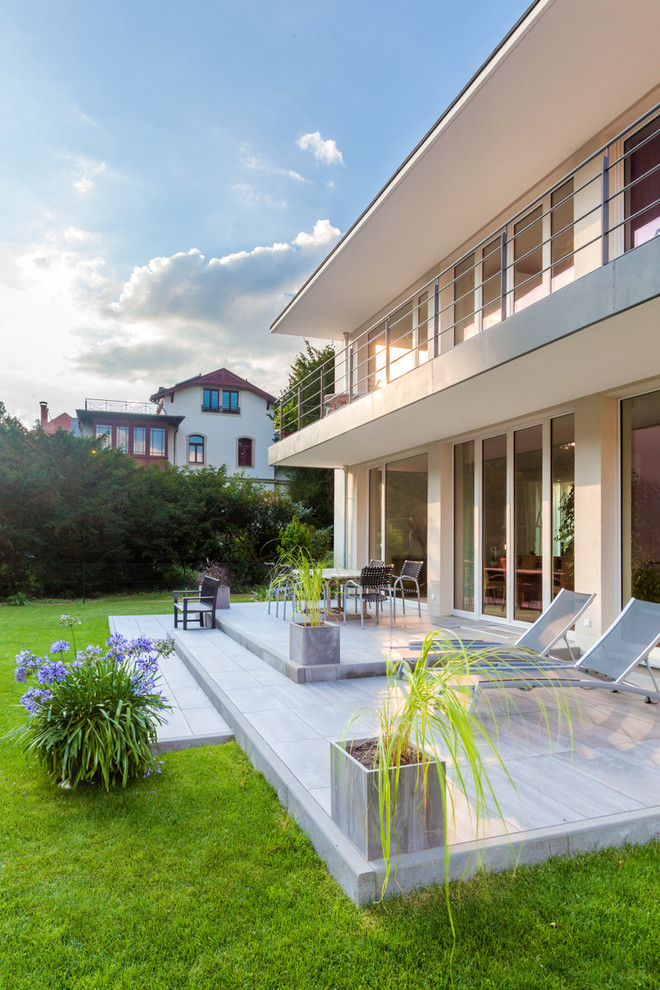 Große, Unbedeckte Moderne Terrasse neben dem Haus mit Kübelpflanzen in Dresden