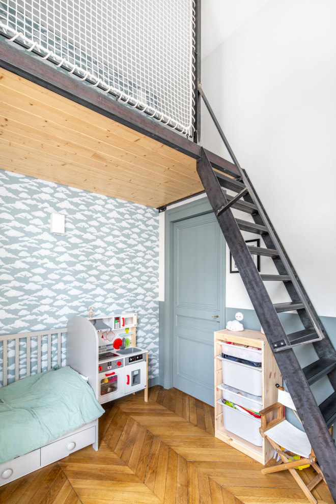 Inspiration pour une petite chambre d'enfant de 4 à 10 ans traditionnelle avec un mur bleu, parquet clair, un sol marron et du papier peint.