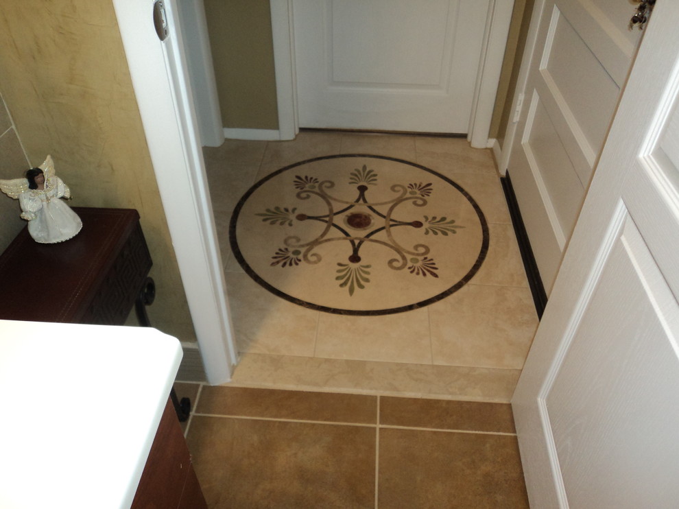 Example of a transitional entryway design in Baltimore