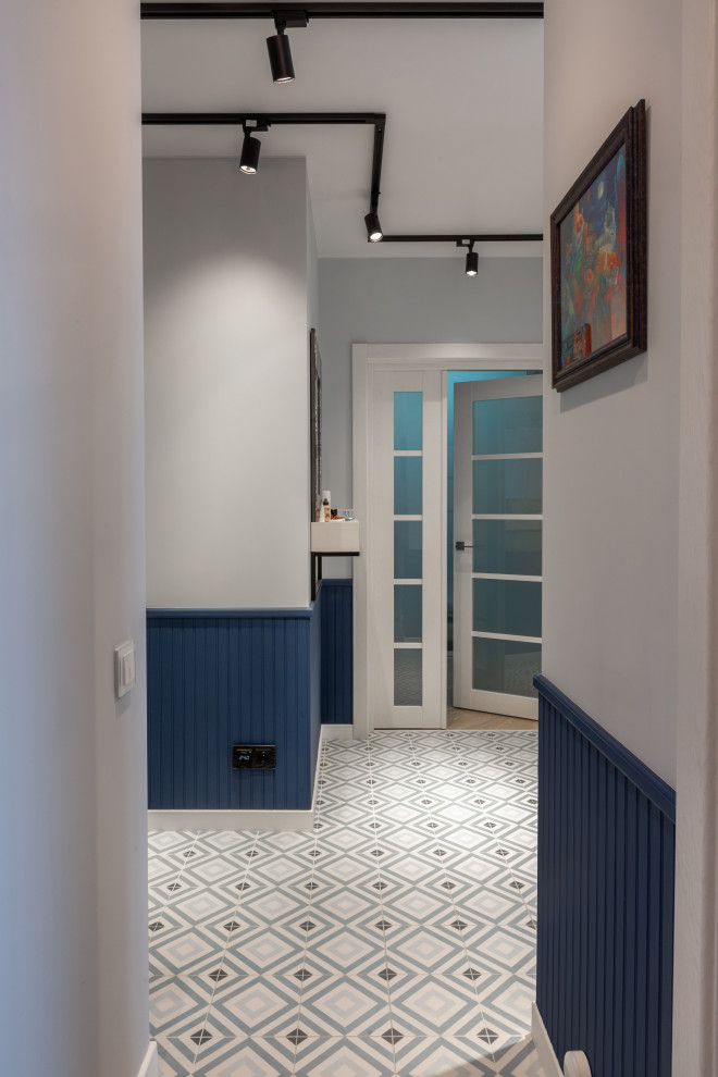 Источник вдохновения для домашнего уюта: маленький, узкий коридор в стиле неоклассика (современная классика) с белыми стенами, полом из керамической плитки и разноцветным полом для на участке и в саду