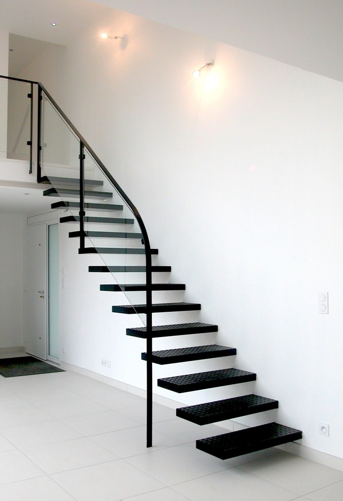 Mid-sized contemporary metal straight staircase in Angers with open risers.