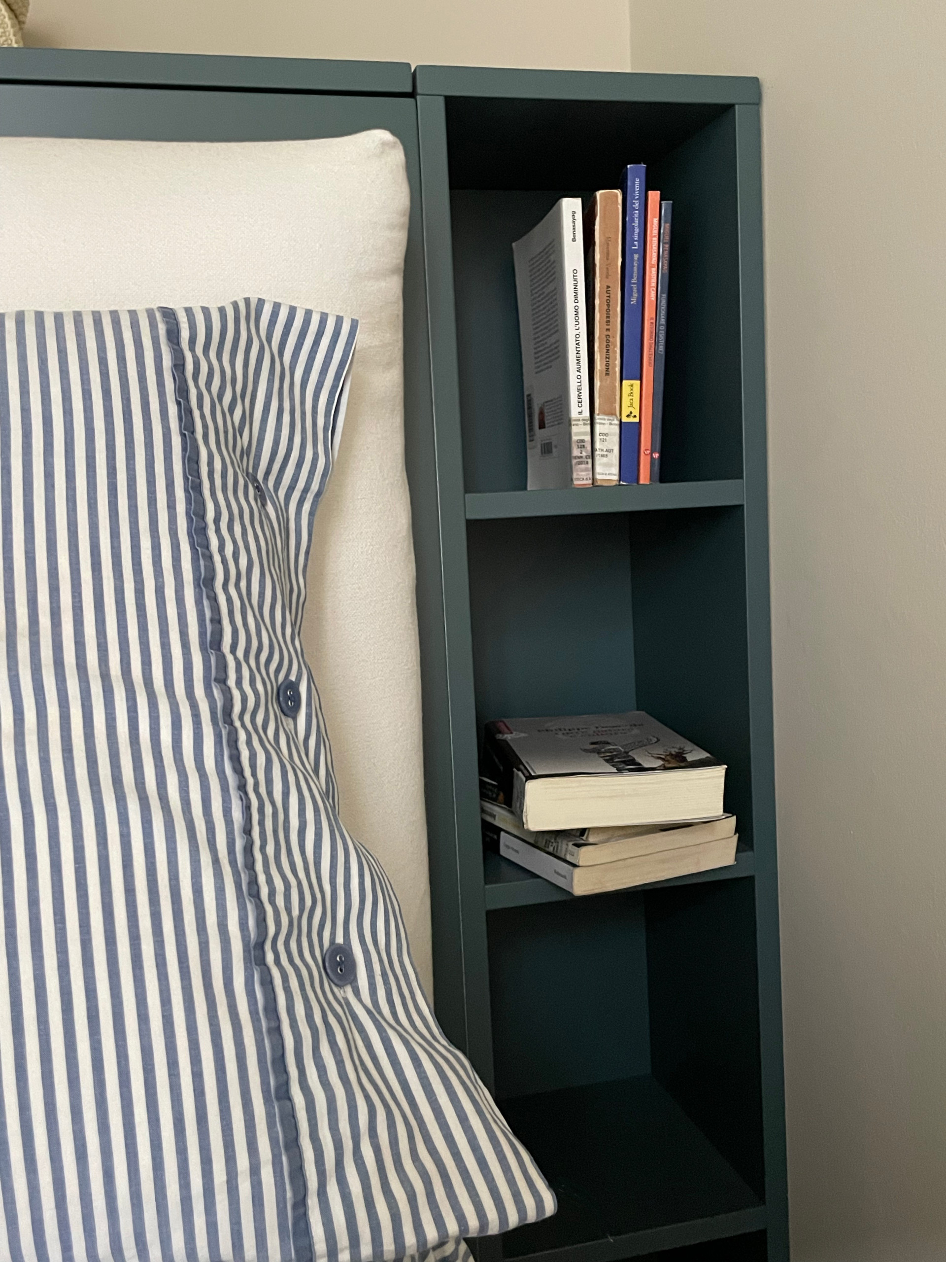 Dettaglio libreria integrata a lato letto