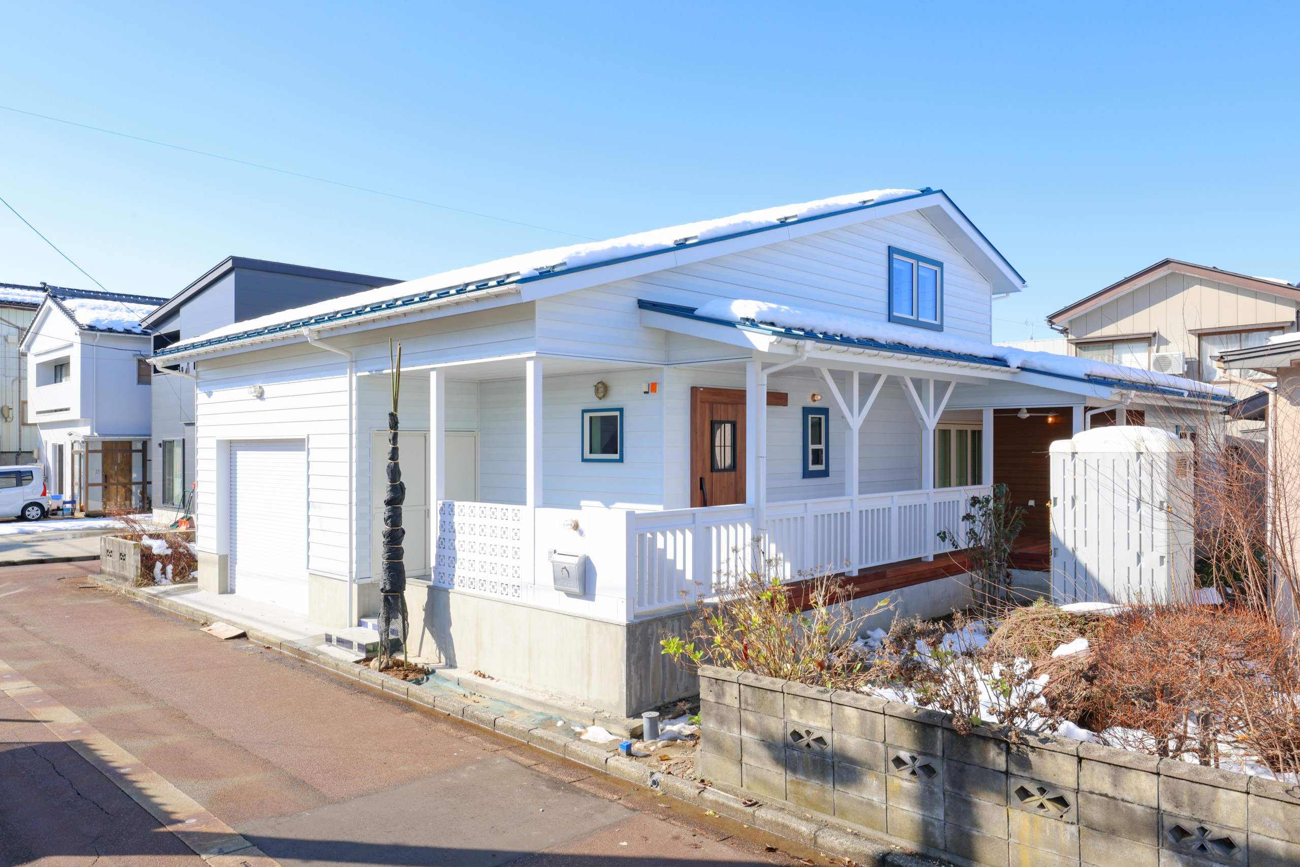 青いおしゃれな青い屋根の家の画像 75選 - 2026 年 6月 | Houzz (ハウズ)