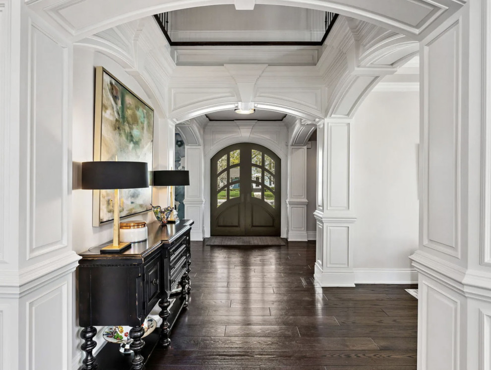 Example of an eclectic home design design in Milwaukee