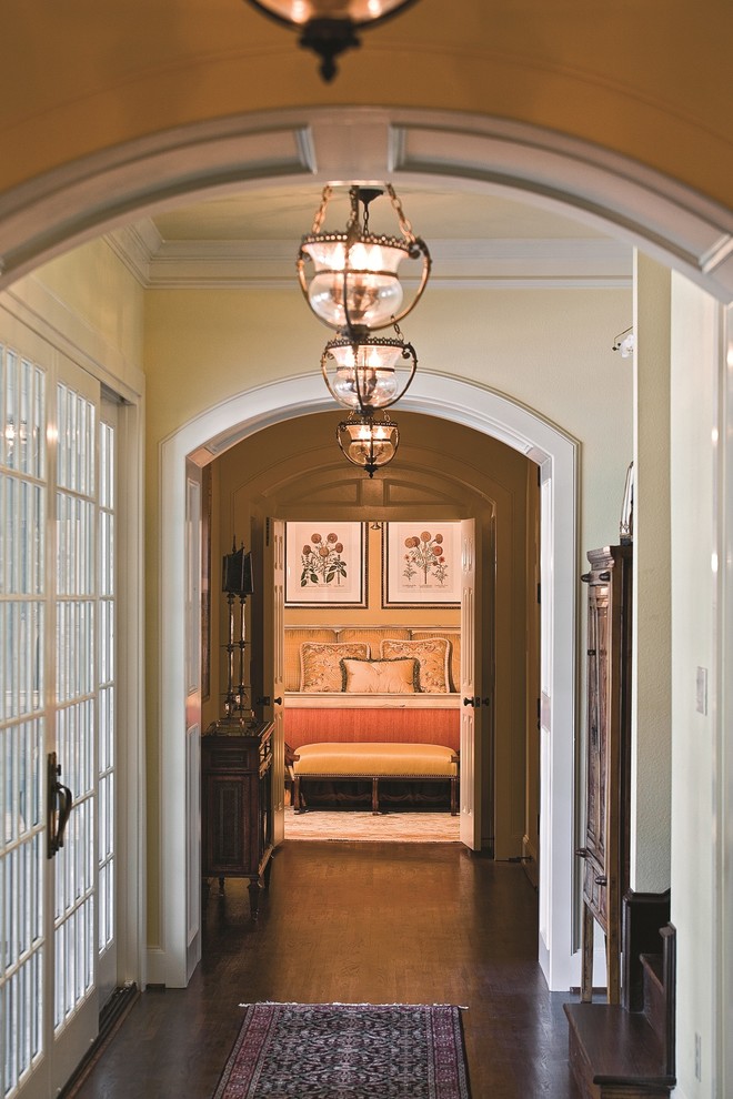 Photo of a traditional hallway in Dallas.