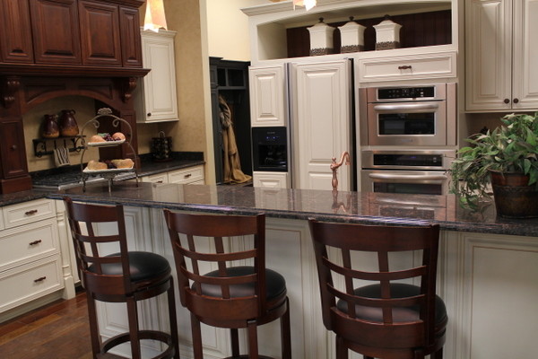 Inspiration for a timeless kitchen remodel in Milwaukee