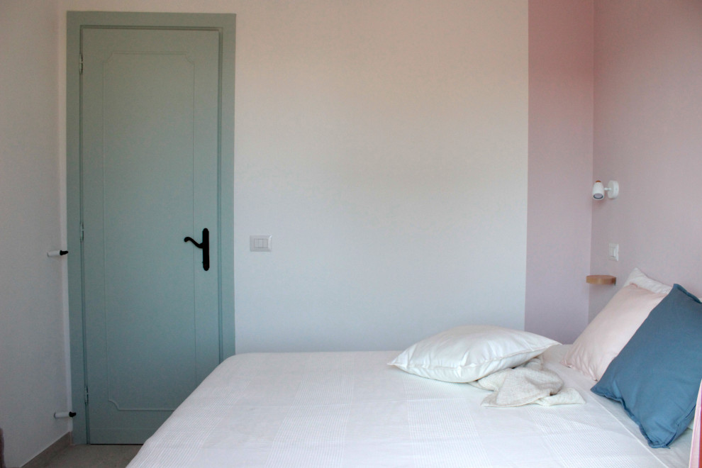 Esempio di una camera matrimoniale nordica di medie dimensioni con pareti rosa, pavimento in gres porcellanato e pavimento beige