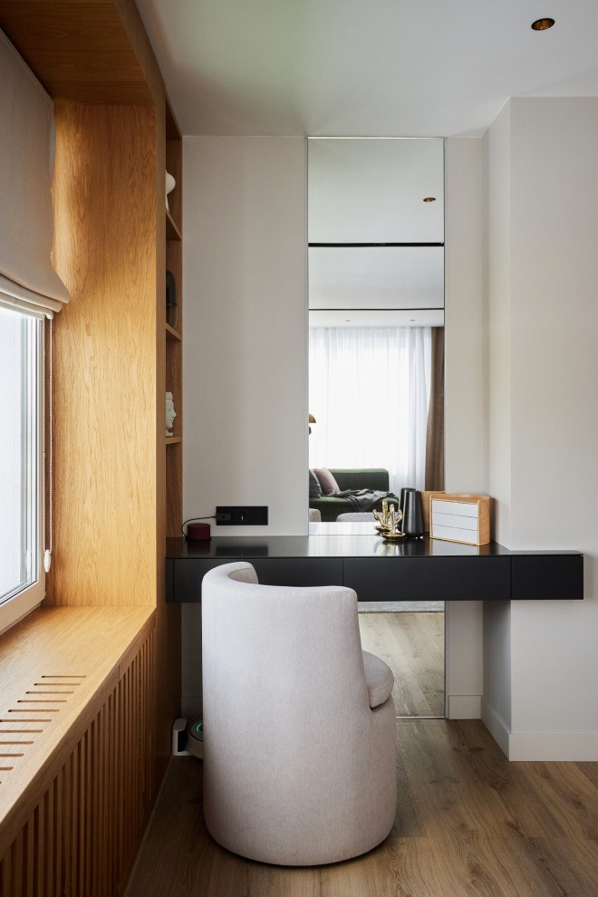 Свежая идея для дизайна: кабинет среднего размера в современном стиле - отличное фото интерьера