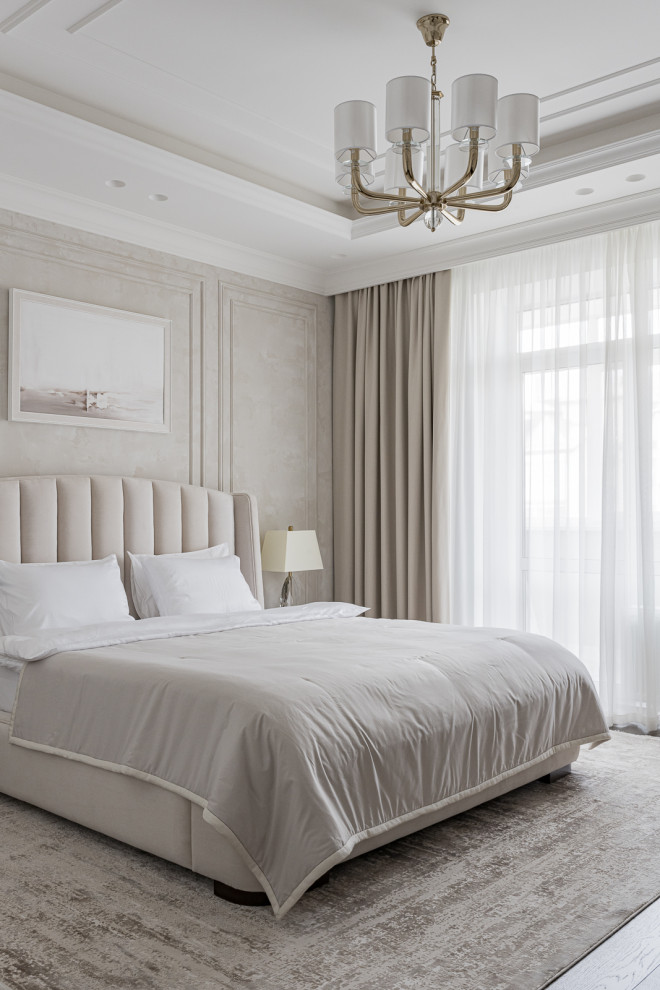 Стильный дизайн: большая гостевая спальня (комната для гостей) в классическом стиле с бежевыми стенами, темным паркетным полом, коричневым полом и многоуровневым потолком - последний тренд
