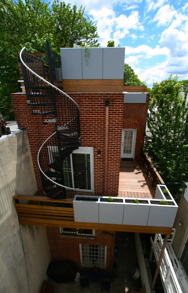 This is an example of a modern deck in Philadelphia.