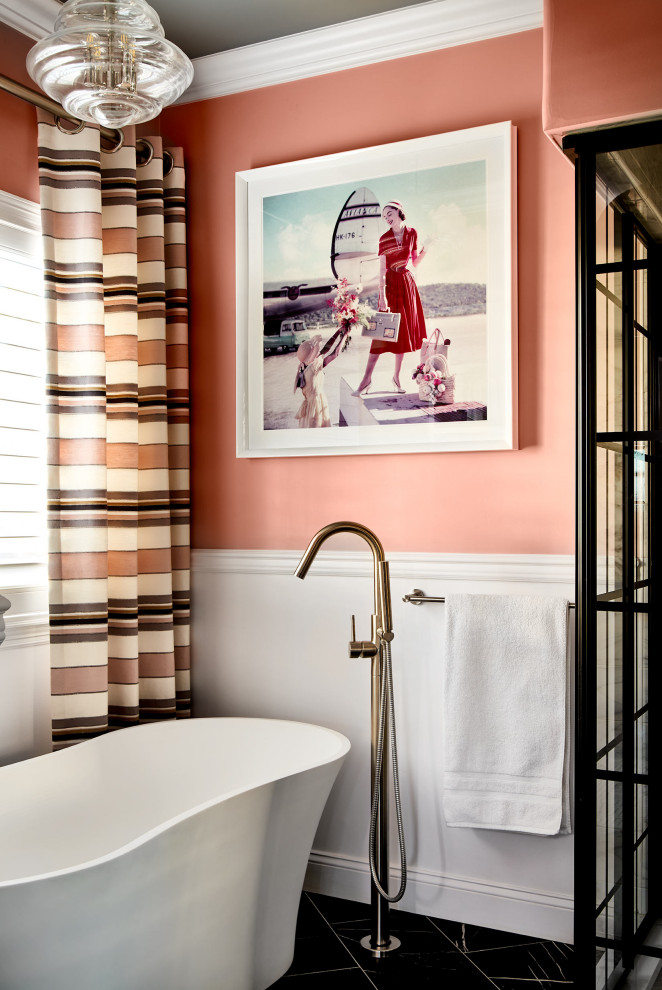 Exempel på ett stort klassiskt vit vitt en-suite badrum, med skåp i shakerstil, vita skåp, ett fristående badkar, en hörndusch, en toalettstol med separat cisternkåpa, vit kakel, marmorkakel, rosa väggar, klinkergolv i porslin, ett undermonterad handfat, bänkskiva i kvarts, svart golv och dusch med gångjärnsdörr
